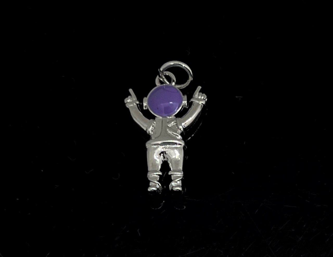 Подвеска Космонавт с сиреневой эмалью цвет серебро размер 20*12мм